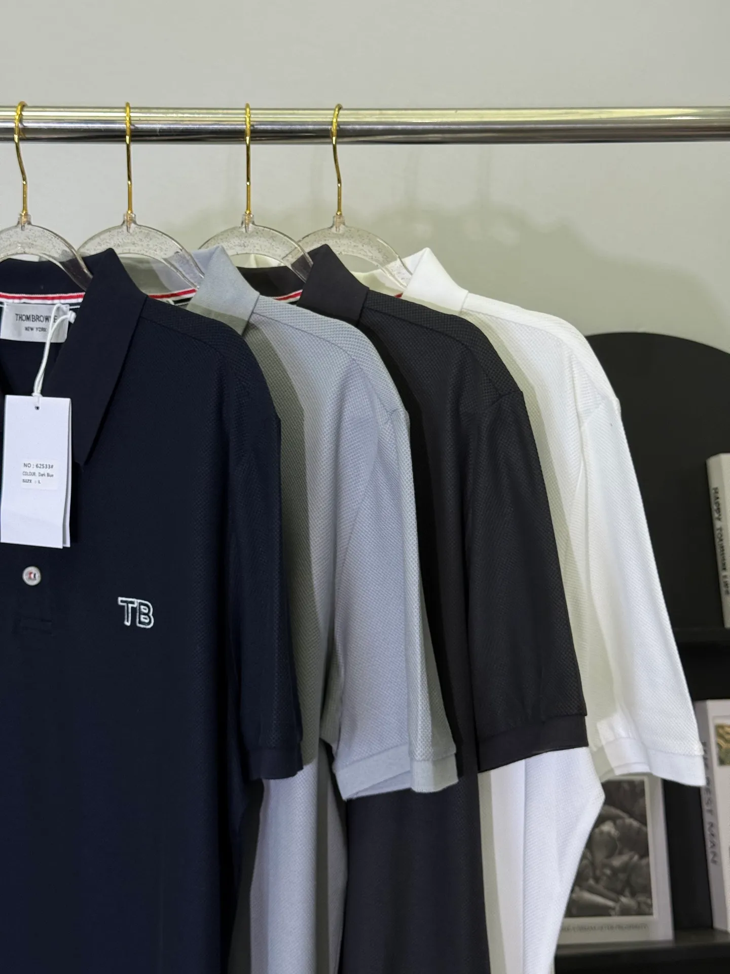 P150💋 Thom Browne Light Gray TB Polo ， Light Gray Polo 。 TB ， ， Light Gray ， 。 Breathable ， ， 。 ， ， 、 ， Light Gray Polo， 。 M-3XL